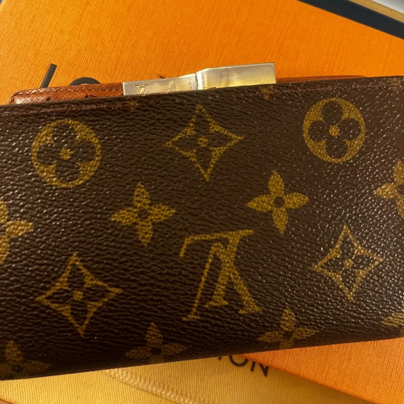 🍀 Louis Vuitton vintage monogram kiss lock wallet, GUC. - Picture 7 of 15